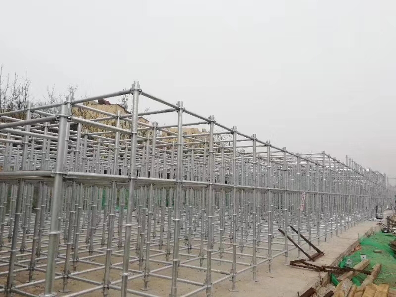 搭建腳手架橫向掃地桿與縱向掃地桿時，怎么設(shè)置好？ (圖1)